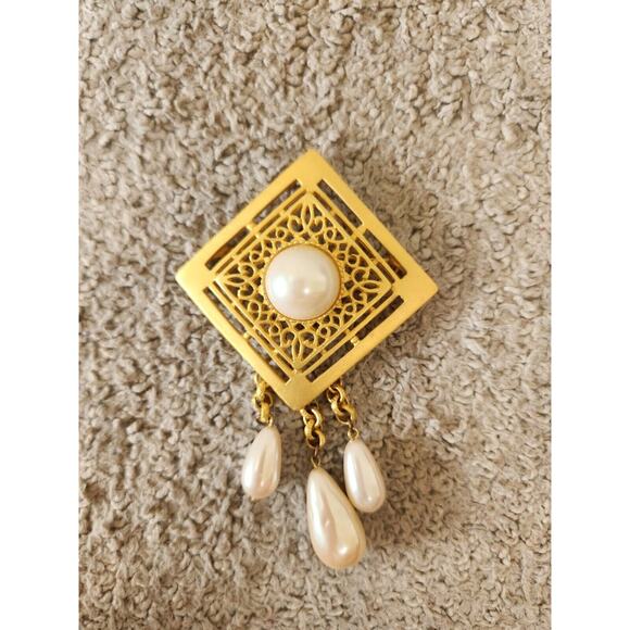 Maxine Brooch Denker Matte Gold Tone & Faux Pearl Classic‎ Stunning Design - Picture 1 of 5